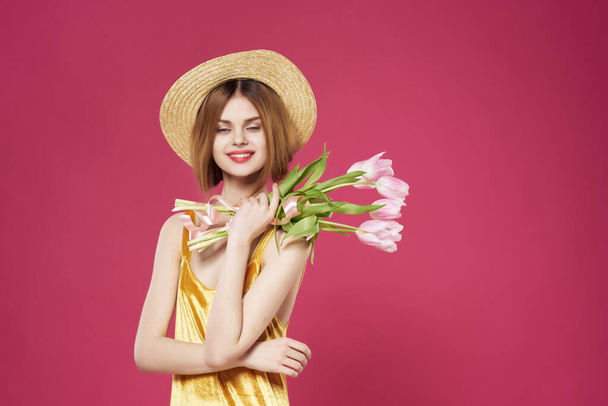 houkutteleva nainen kukkakimppu romanssi vaaleanpunainen tausta - Valokuva, kuva