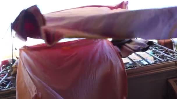 Ρούχα που κρέμονται για να στεγνώσουν σε μια γραμμή ρούχων στην Ορτίγια, Σιρακούσα - Πλάνα, βίντεο