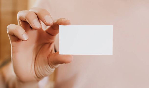 Man holding a business card with blank background - Фото, зображення