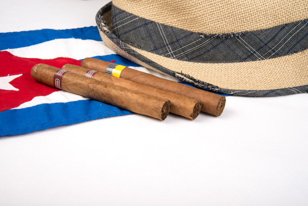 Kuuban sikari ja hattu
 - Valokuva, kuva