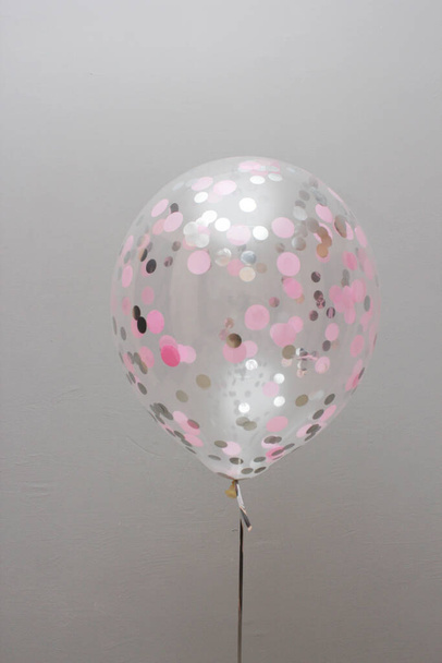 Μπαλόνια για ένα κορίτσι, ροζ μπαλόνια γενεθλίων, η επιγραφή "Κόρη, Χρόνια Πολλά" - Φωτογραφία, εικόνα