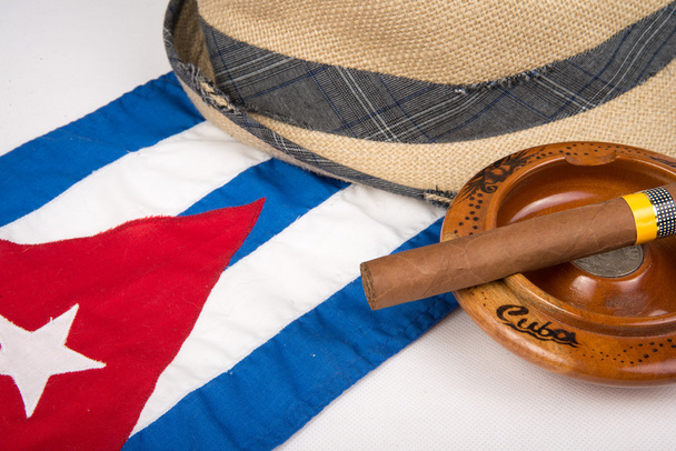 kubánský doutník a klobouk - Fotografie, Obrázek