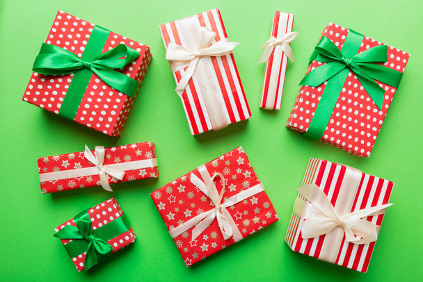 Um monte de caixas de presente de Natal em papel colorido decorado na mesa, vista superior de perto. Muitos presentes presente de Ano Novo. - Foto, Imagem