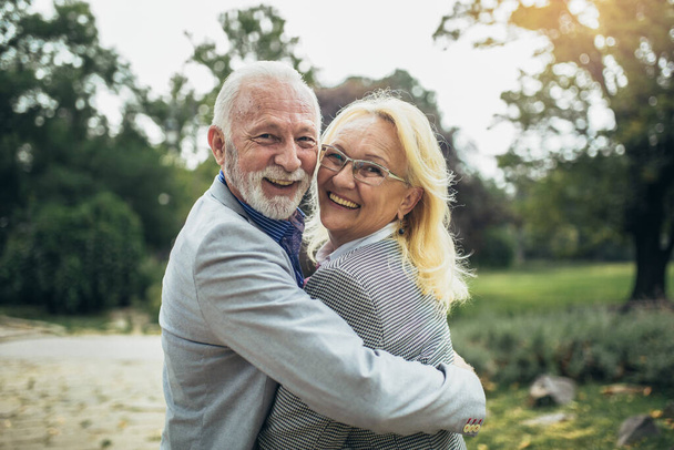 Glückliches Seniorenpaar im Herbstpark - Foto, Bild