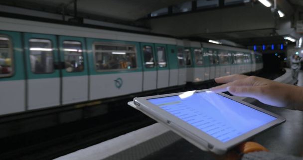 Mädchen mit Touchpad in U-Bahn - Foto, Bild