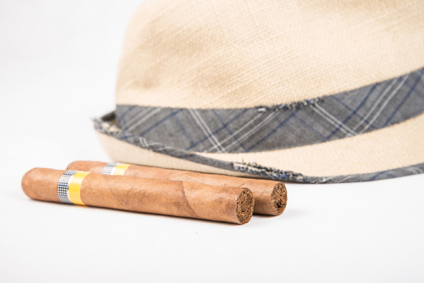 kubánský doutník a klobouk - Fotografie, Obrázek
