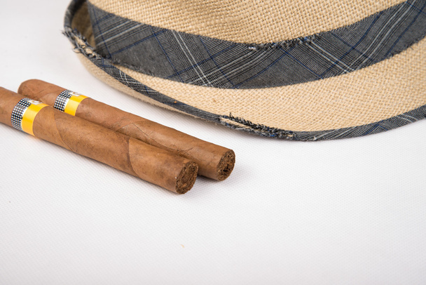 kubanische Zigarre und Hut - Foto, Bild