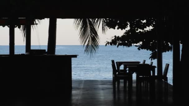 Пустой дом на пляже с журнальным столиком - Кадры, видео