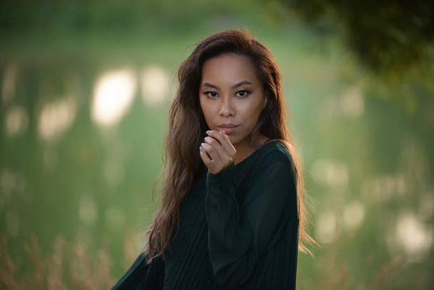 Portrait de jeune femme asiatique franche au parc avec fond flou - Photo, image