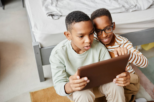 Afroamerikanische Jungen nutzen Tablet zu Hause - Foto, Bild
