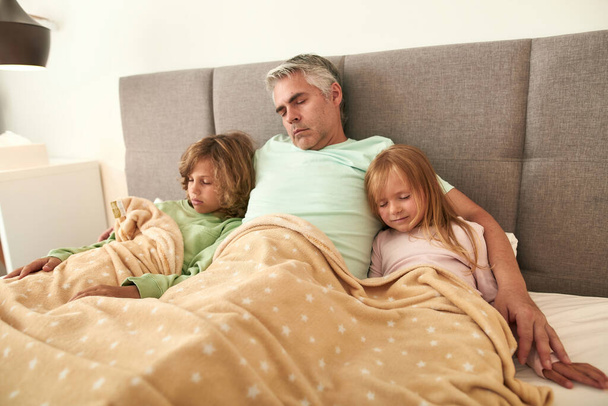Caring dad take care of sick children feeling unwell - Valokuva, kuva