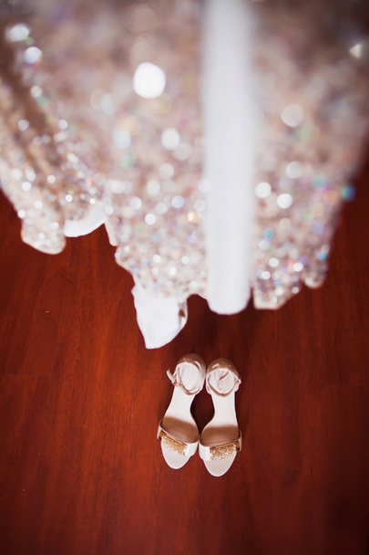 Silberne Schuhe und Hochzeitskleid - Foto, Bild