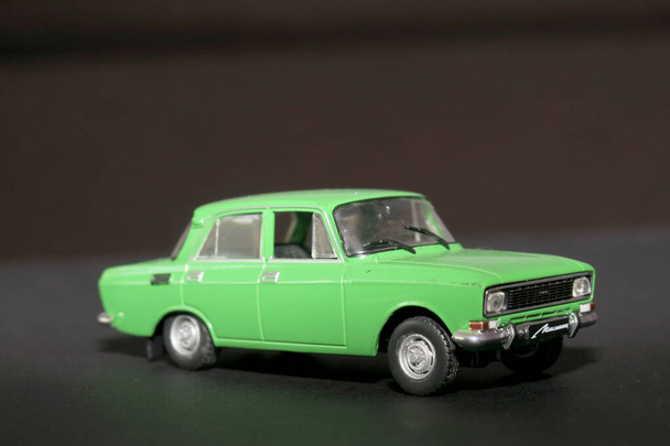 Piccolo modello di giocattolo verde di una vecchia auto - Foto, immagini