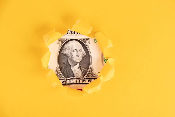 Η ματιά του Τζορτζ Ουάσινγκτον στο αμερικανικό χαρτονόμισμα του ενός δολαρίου κάτω από κίτρινα κομμάτια χαρτιού. Αντιγραφή χώρου. - Φωτογραφία, εικόνα