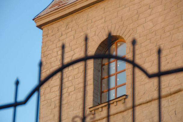 Kamienna dzwonnica starego chrześcijańskiego kościoła prawosławnego nad stawem - Zdjęcie, obraz