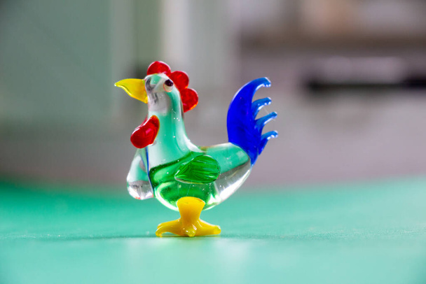 Un petit coq en verre coloré jouet - Photo, image