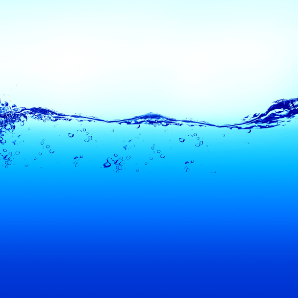 water en lucht bubbels op witte achtergrond - Foto, afbeelding