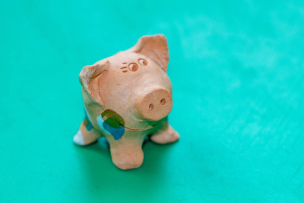 Macro disparo de un pequeño cerdo juguete alegre - Foto, Imagen
