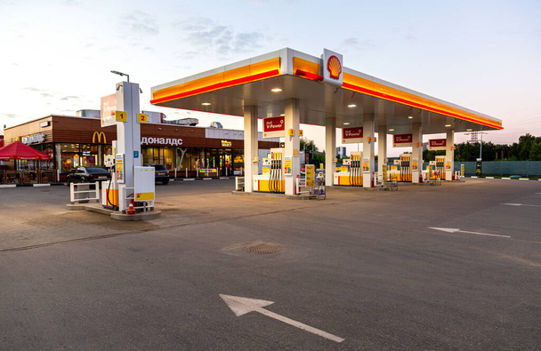 Ryazan, Russia - July 6, 2021: Shell gas station in evening . Shell V-power fuel station. Royal Dutch Shell is an Anglo-Dutch multinational oil and gas company - Φωτογραφία, εικόνα