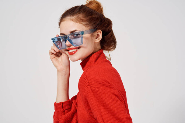 muotokuva nainen punainen pusero Lifestyle Studio hauska malli - Valokuva, kuva