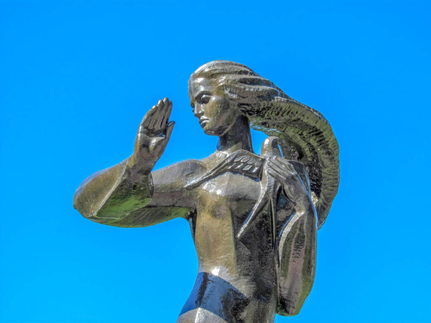 Kadının anıtı, Afganistan 'da ölen Ukraynalıların bir sembolü ve anısı. Ternopil, Ukrayna - Fotoğraf, Görsel
