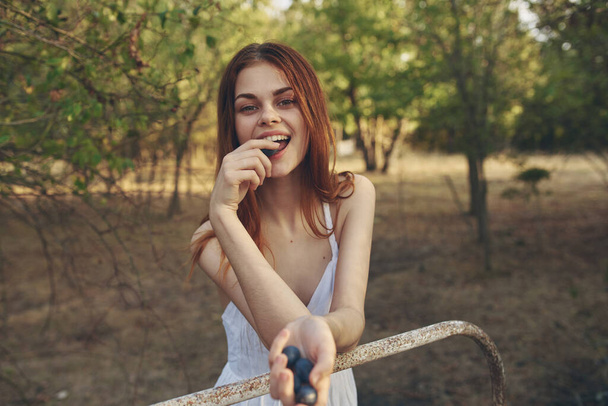 kaunis nainen syö viinirypäleitä lähikuva - Valokuva, kuva