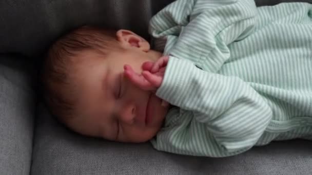 Babyschlaf Neugeborener Schlaf, kleines Mädchen, das auf Stuhl schläft Gesicht und Hände in Großaufnahme - Filmmaterial, Video