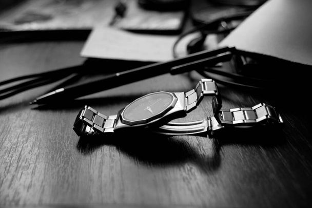 relógios mecânicos dos homens na mesa, local de trabalho, negócios e finanças - Foto, Imagem