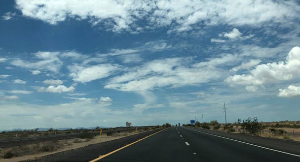 Länteen valtatie 8:n kaistat kulkevat Arizonan autiomaassa kohti Kaliforniaa - Valokuva, kuva