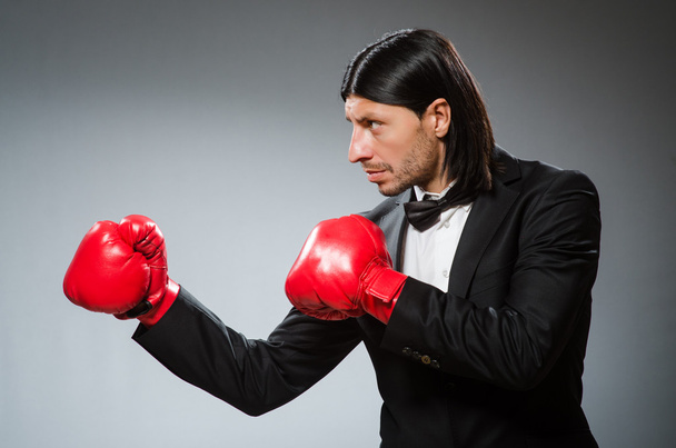 Hombre hombre de negocios con guantes de boxeo
 - Foto, Imagen