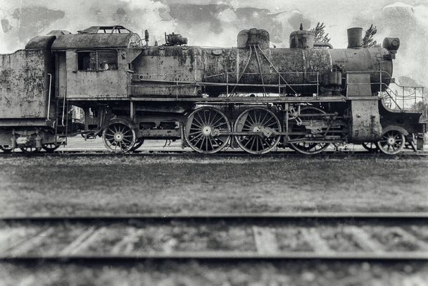 Vieja locomotora de vapor oxidada en museo al aire libre. - Foto, Imagen