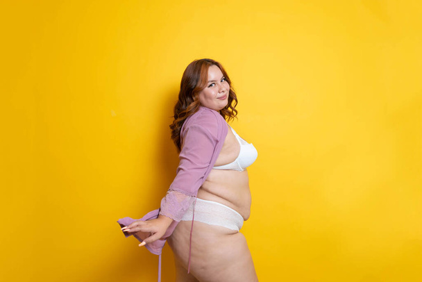 Mujer joven hispana de talla grande en túnica sexy y lencería. Positividad corporal - Foto, imagen