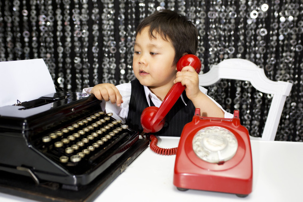 menino falando por telefone
 - Foto, Imagem