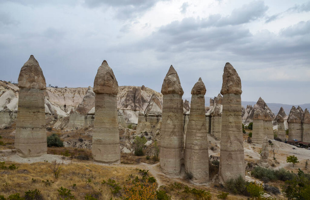 Unico famoso calcare formazioni rocciose camino fatato nella Valle dell'Amore in Cappadocia, Turchia - Foto, immagini