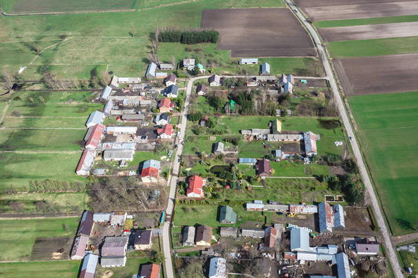Uitzicht op de drone vanuit de lucht op Jaczew, klein dorpje in de regio Masovia in Polen - Foto, afbeelding