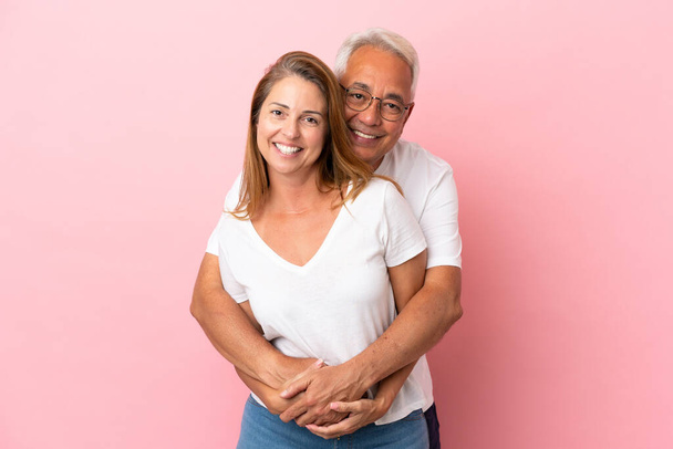 Casal de meia idade isolado no fundo rosa abraço - Foto, Imagem
