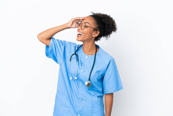 白い背景に隔離された若い外科医アフリカ系アメリカ人医師の女性は何かを実現し、解決策を意図しています - 写真・画像