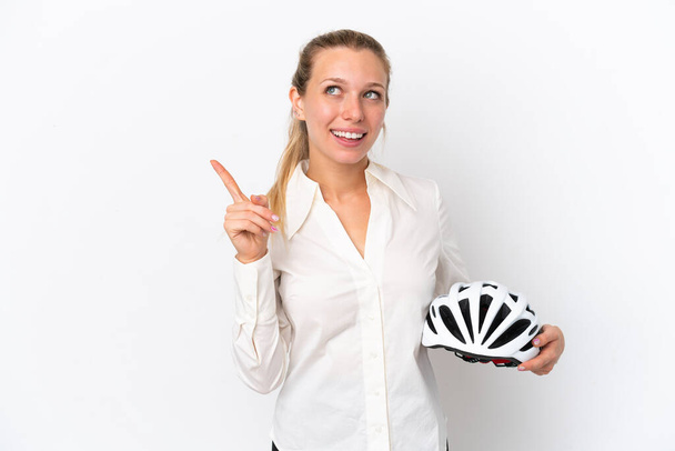 Mujer caucásica de negocios con un casco de bicicleta aislado sobre fondo blanco apuntando a una gran idea - Foto, imagen