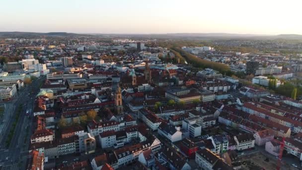 Полет над красивым ржавым городом в районе Мбаппе в Германии на закате. Старые здания сочетаются с современной архитектурой, зелеными зонами, парками и железнодорожными путями. Панорама города - Кадры, видео