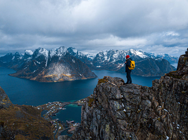 Wanderer mit Rucksack genießen Sonnenuntergangslandschaft auf den Lofoten Norwegen - Foto, Bild