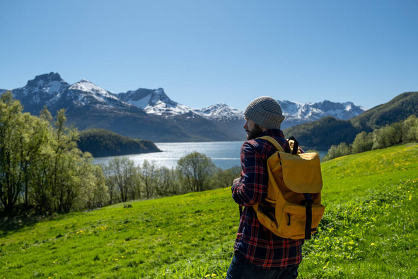 Férfi túrázó hátizsákkal élvezi a kilátást - Fotó, kép