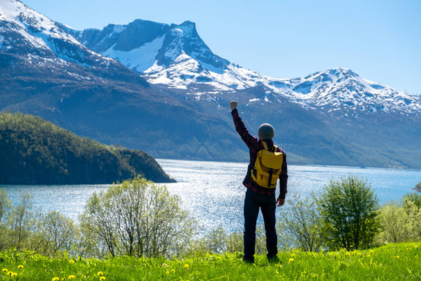 Mies turisti seisoo suuri vuori Skandinavian luonto - Valokuva, kuva