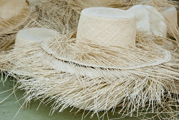 nedokončené slaměné klobouky - Fotografie, Obrázek