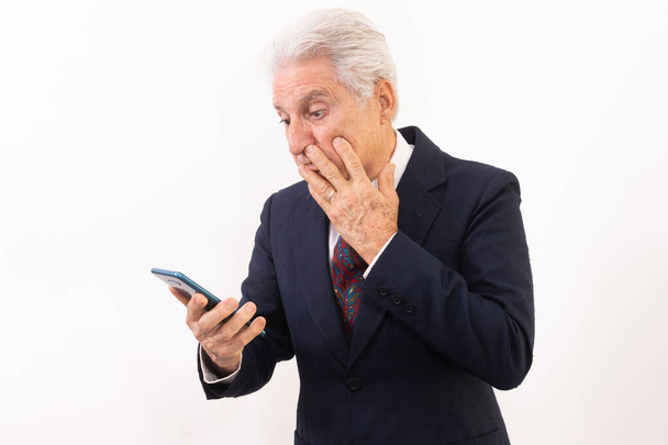πορτρέτο του ηλικιωμένου άνδρα με κινητό τηλέφωνο, ισχυρή έκφραση - Φωτογραφία, εικόνα