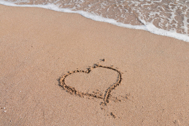 Сердце знак, и я люблю тебя буквы нарисованы на пляже - Фото, изображение