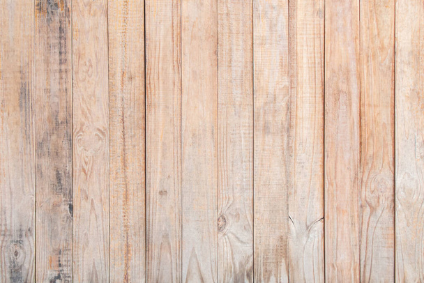Vista superior de una antigua mesa de madera hecha de listón obtenido de paletas. Viejos tablones de madera para el fondo. Vista plana de madera vieja para el fondo. - Foto, imagen