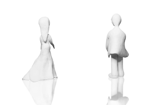 Τα αγάλματα από το λευκό πηλό είναι ένας άνδρας και μια γυναίκα που είναι ένας εραστής ή ζευγάρι σε λευκό φόντο με απόκομμα μονοπάτι. Ιδέες για την ημέρα της αγάπης ή του Αγίου Βαλεντίνου. - Φωτογραφία, εικόνα