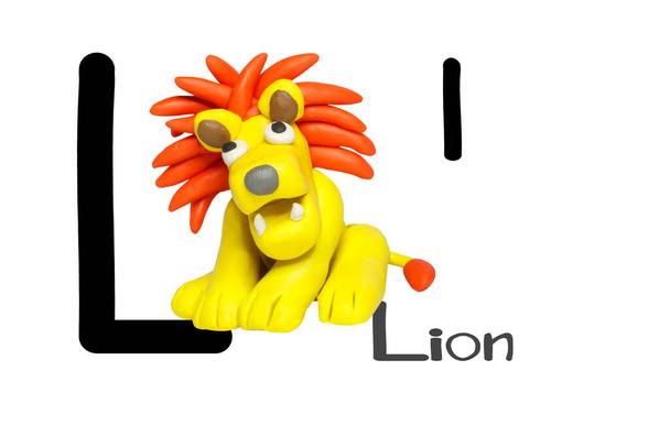 Статуї як милі тварини для дітей. Формуючись з пластику для вивчення алфавіту, букви L. Cartoon, Lion ізольовані на білому тлі. Як 3D-рендеринг.. - Фото, зображення