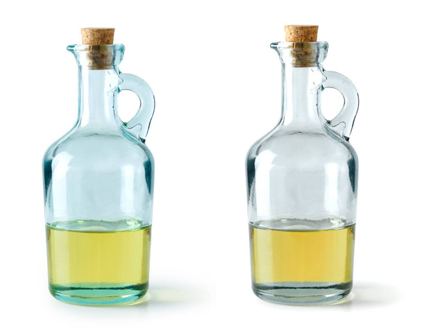 due bottiglie di olio isolate su fondo bianco - Foto, immagini