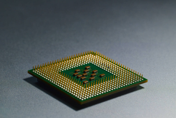 Κοντινό πλάνο των ακίδων σε ένα παλιό PGA σχεδιασμό πακέτο CPU τύπου που χρησιμοποιείται γύρω στα τέλη της δεκαετίας του 1990 έως τις αρχές της δεκαετίας του 2000. - Φωτογραφία, εικόνα